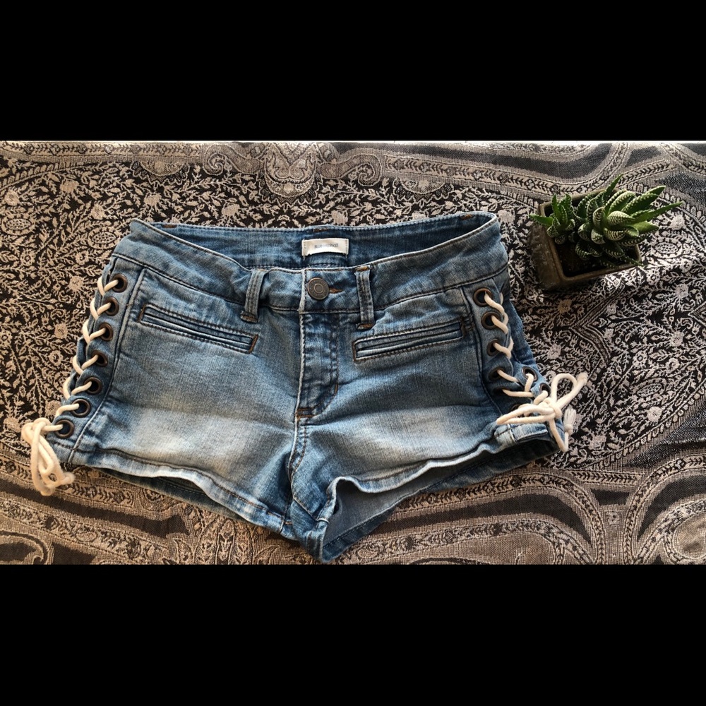 DENIM LACED BOOTY SHORTS👖💙